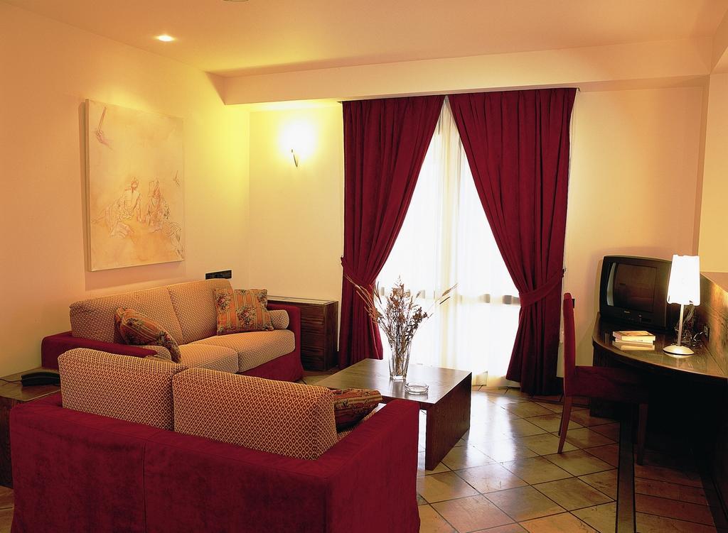 Avaris Hotel Karpenísion エクステリア 写真